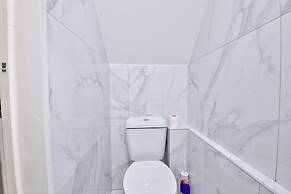 Modern 2 Bed House - Sleeps 4