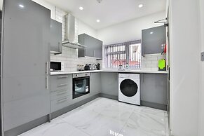 Modern 2 Bed House - Sleeps 4