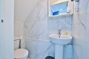 Modern 2 Bed House - Sleeps 4