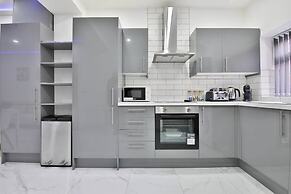 Modern 2 Bed House - Sleeps 4