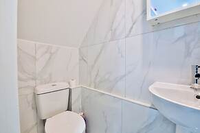 Modern 2 Bed House - Sleeps 4