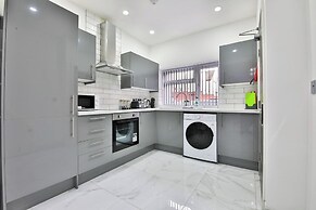 Modern 2 Bed House - Sleeps 4