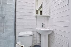 Modern 2 Bed House - Sleeps 4