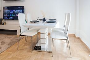 Stylish Renovated 2 Bd Apt in Exarcheia