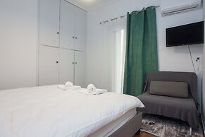 Stylish Renovated 2 Bd Apt in Exarcheia