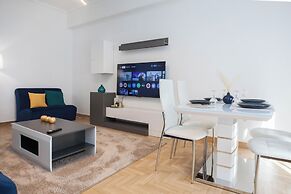 Stylish Renovated 2 Bd Apt in Exarcheia