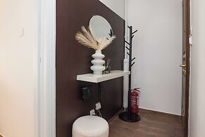Stylish Renovated 2 Bd Apt in Exarcheia