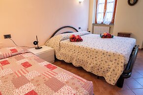 Suite Carla Cozy Apartment in Petrasanta Center