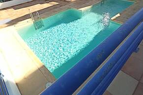 2 Bed Apt - Close To Beach - Pool - Balcony