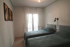 2 Bed Apt - Close To Beach - Pool - Balcony