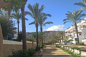 2 Bed Apt - Close To Beach - Pool - Balcony