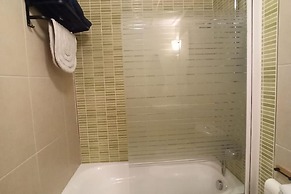 2 Bed Apt - Close To Beach - Pool - Balcony