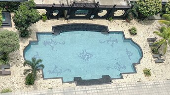 Elegant and Comfy 1BR with Extra Room Apartment at Bellagio Residence