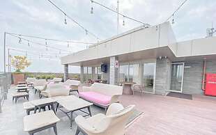 Compact and Nice Combined Unit 1BR Apartment at Warhol (W/R) Residence