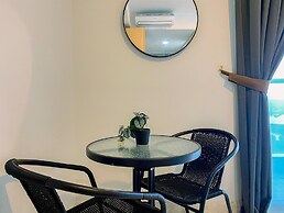 Best View and Comfy Studio at Gold Coast Apartment