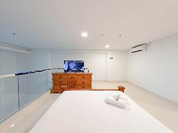 Spacious and Modern Studio SOHO Apartment at VieLoft SOHO and SKY Resi