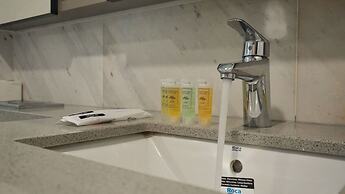 Moonway Luxury Suites At Eaton Residence