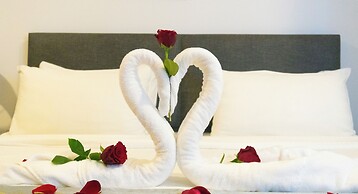 Moonway Luxury Suites At Eaton Residence