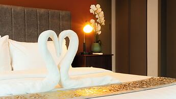 Moonway Luxury Suites At Eaton Residence