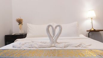 Moonway Luxury Suites At Eaton Residence