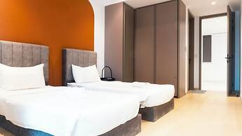 Moonway Luxury Suites At Eaton Residence