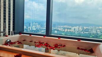 Moonway Luxury Suites At Eaton Residence