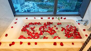 Moonway Luxury Suites At Eaton Residence