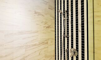 Moonway Luxury Suites At Eaton Residence