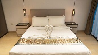 Moonway Luxury Suites At Eaton Residence