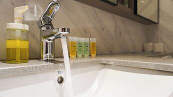 Moonway Luxury Suites At Eaton Residence