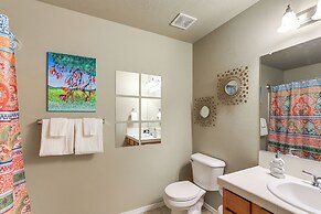 Walk to Mcmenamins Edgefield: Inviting Townhome!