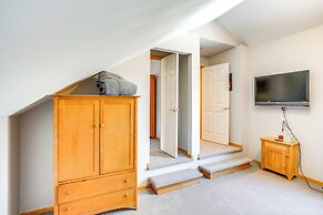 < 1 Mi to Hunter Mtn: Spacious Home w/ Hot Tub!