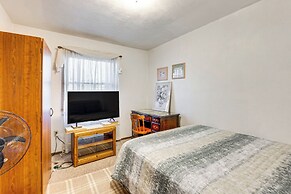 12 Mi to Dtwn St Louis: Family Home w/ Fireplaces!