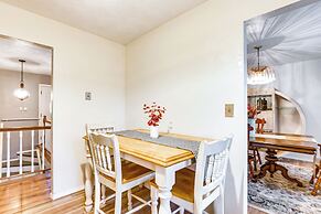 12 Mi to Dtwn St Louis: Family Home w/ Fireplaces!