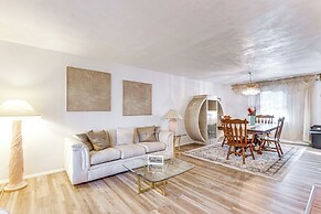 12 Mi to Dtwn St Louis: Family Home w/ Fireplaces!