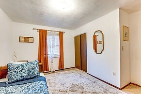 12 Mi to Dtwn St Louis: Family Home w/ Fireplaces!