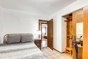12 Mi to Dtwn St Louis: Family Home w/ Fireplaces!