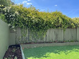 Cozy Coastal Retreat in Colwyn bay Sleeps 8