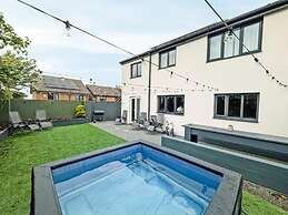 Eco Friendly White House Sleeps 8