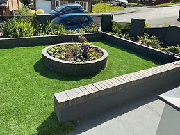 Cozy Coastal Retreat in Colwyn bay Sleeps 8