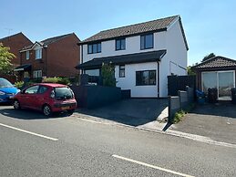 Cozy Coastal Retreat in Colwyn bay Sleeps 8