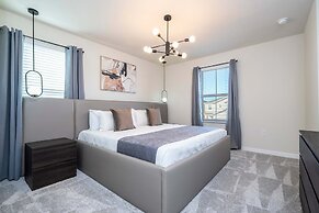 Luxury 7Bd Close to Disney With Pool and Spa at Windsor Cay 16218