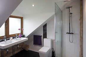 Traditional Scandinavian/north American Log Home