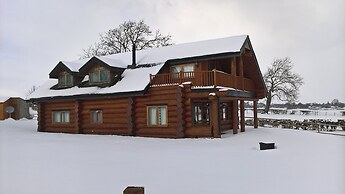 Traditional Scandinavian/north American Log Home