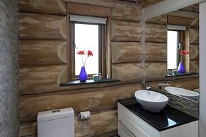 Traditional Scandinavian/north American Log Home