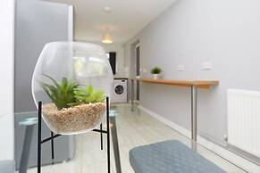 2 Bed Derby House- Parking - Rolls Royce