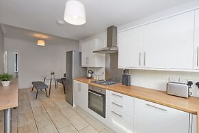 2 Bed Derby House- Parking - Rolls Royce