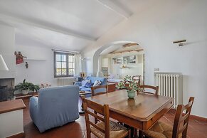 Bright Last-Floor Apartment with Terrace