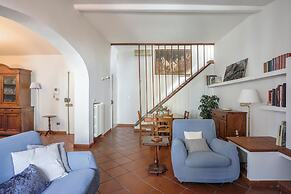 Bright Last-Floor Apartment with Terrace