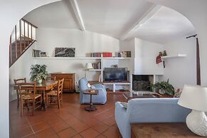 Bright Last-Floor Apartment with Terrace
